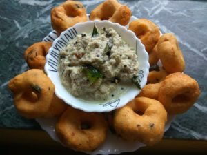 Medu Vada With Coconut Chutney