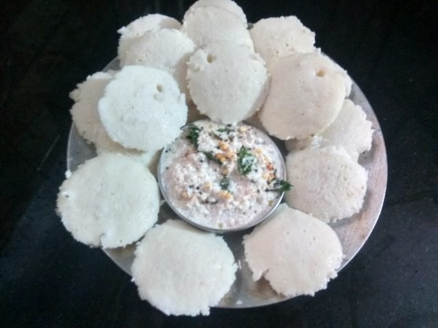 Idlies With Coconut Chutney